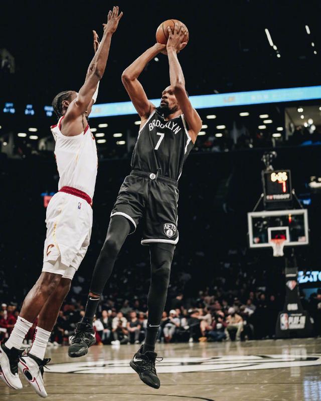 篮网击败骑士,杜兰特迎来个人爆发 篮网击败骑士,杜兰特迎来个人爆发