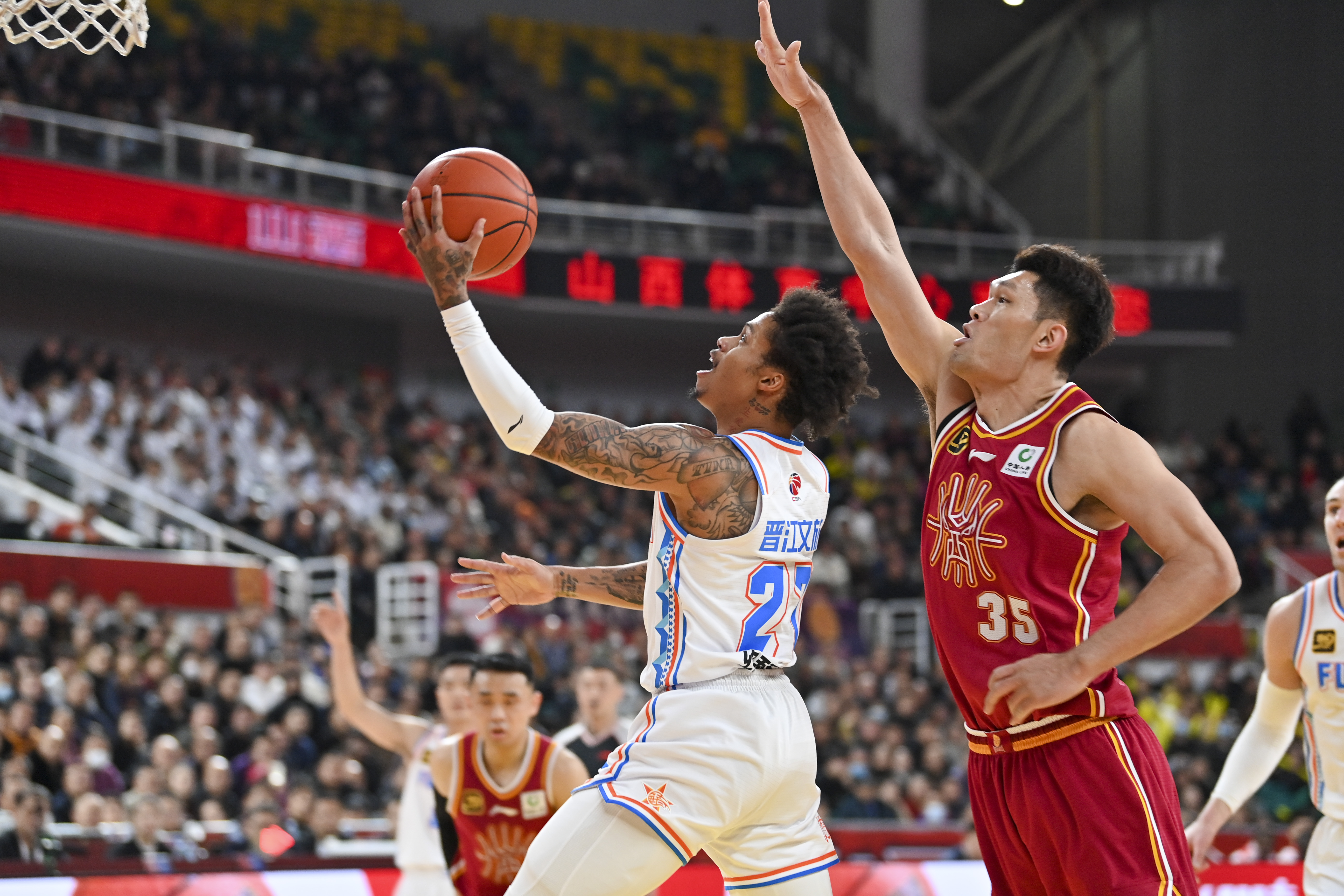 关于福建队在比赛中奋力突围，获得胜利的信息