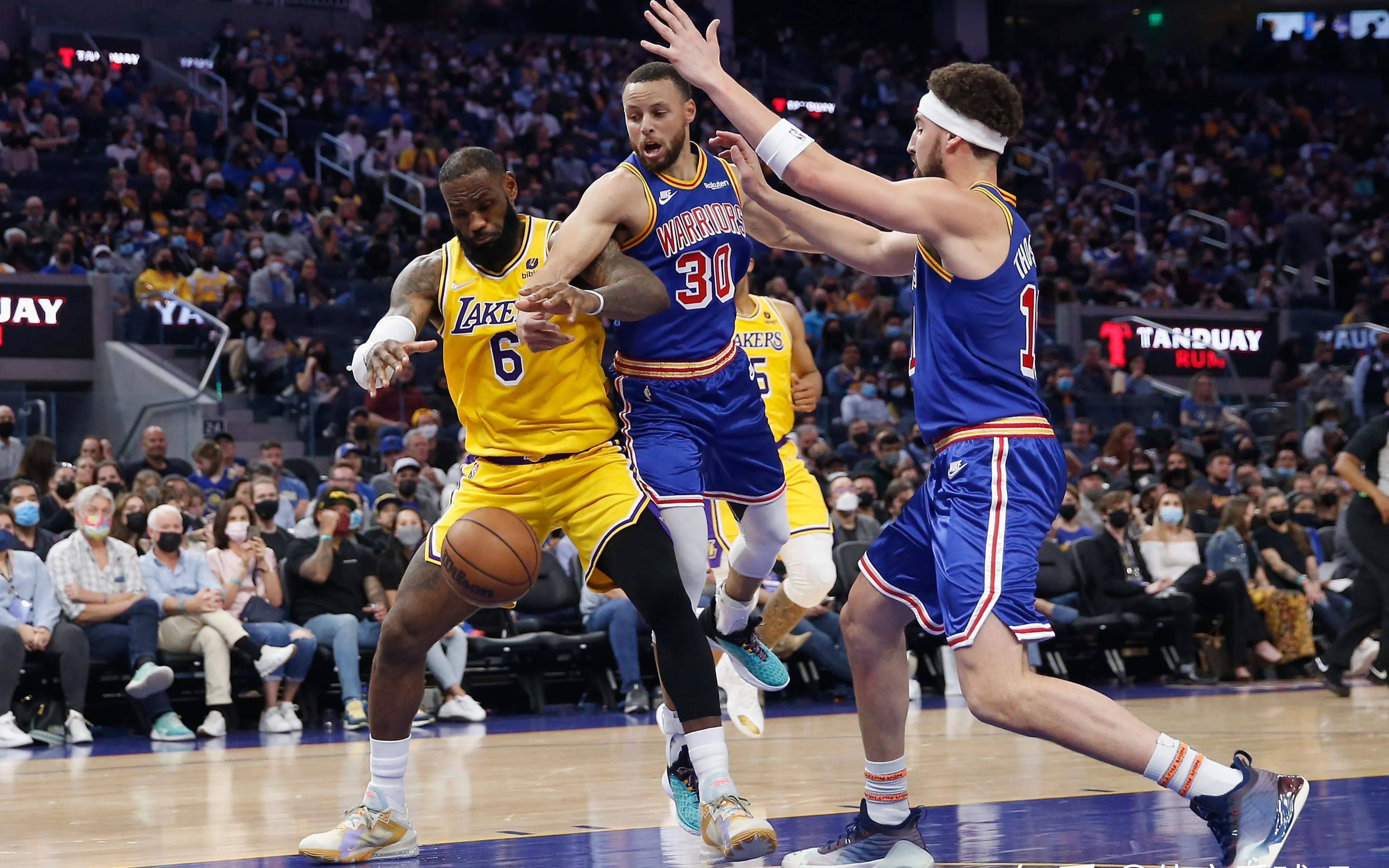 篮球精彩对决:精英球员之间的巅峰对抗引人入胜的简单介绍 篮球精彩对决:精英球员之间的巅峰对抗引人入胜的简单介绍