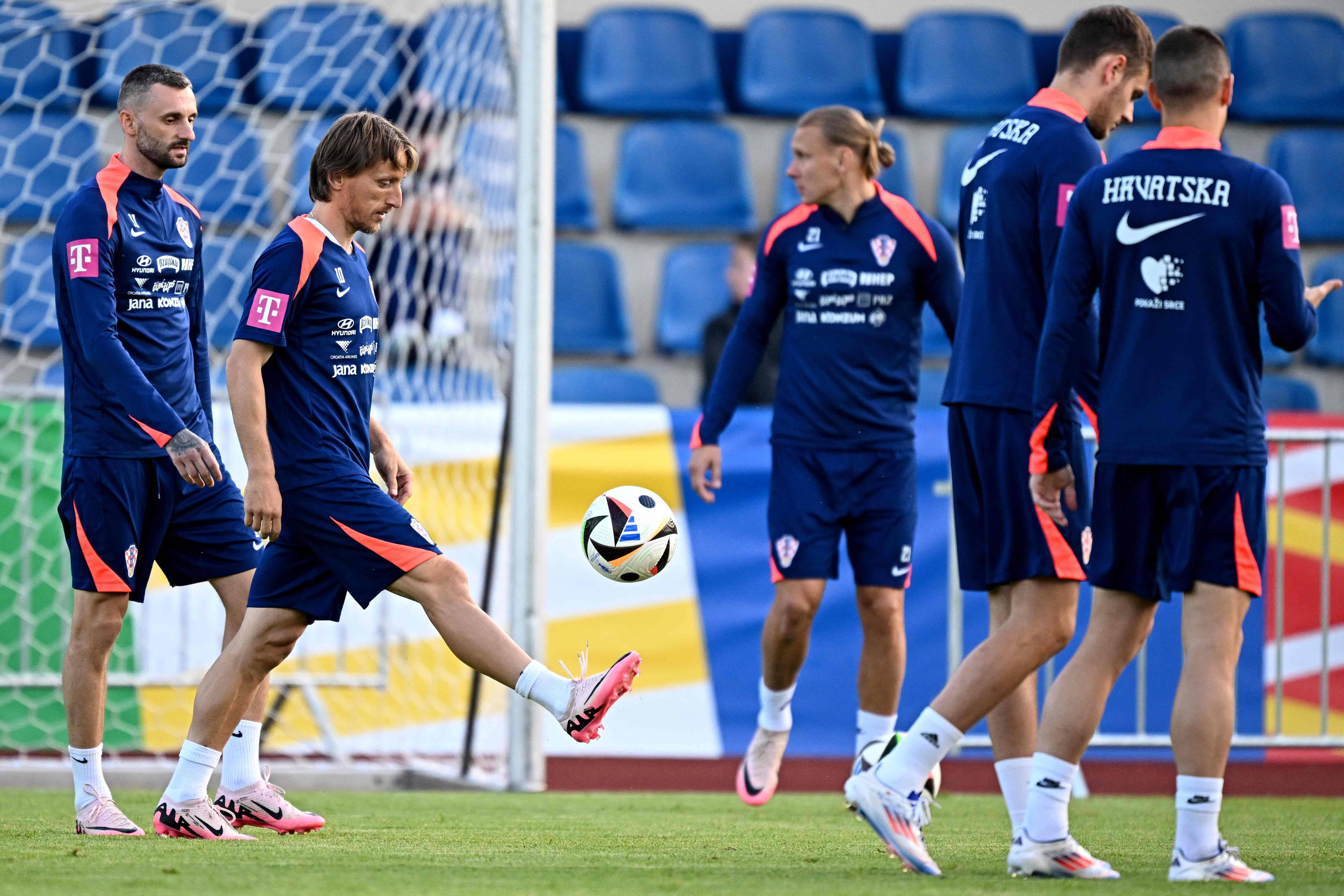 关于捷克凭借胜利晋级欧洲杯，负其战争的信息