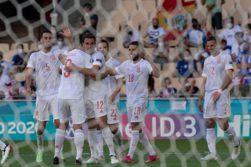 包含斯洛伐克队客场逼平威尔士，积分榜排名保持稳定的词条