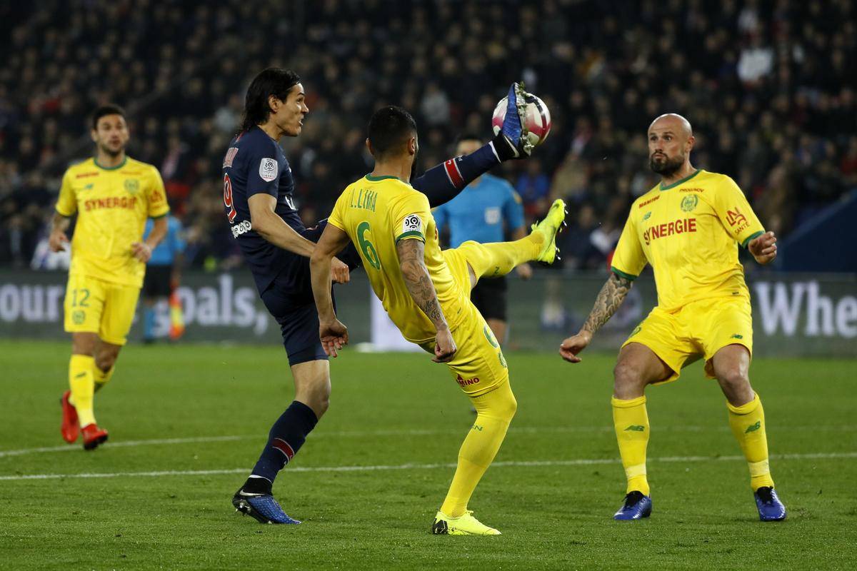 尼斯主场不敌昂热,法甲形势欠佳 尼斯主场不敌昂热,法甲形势欠佳