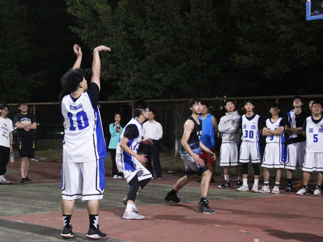 澳大利亚举重选手披荆斩棘,成功登顶 澳大利亚举重选手披荆斩棘,成功登顶