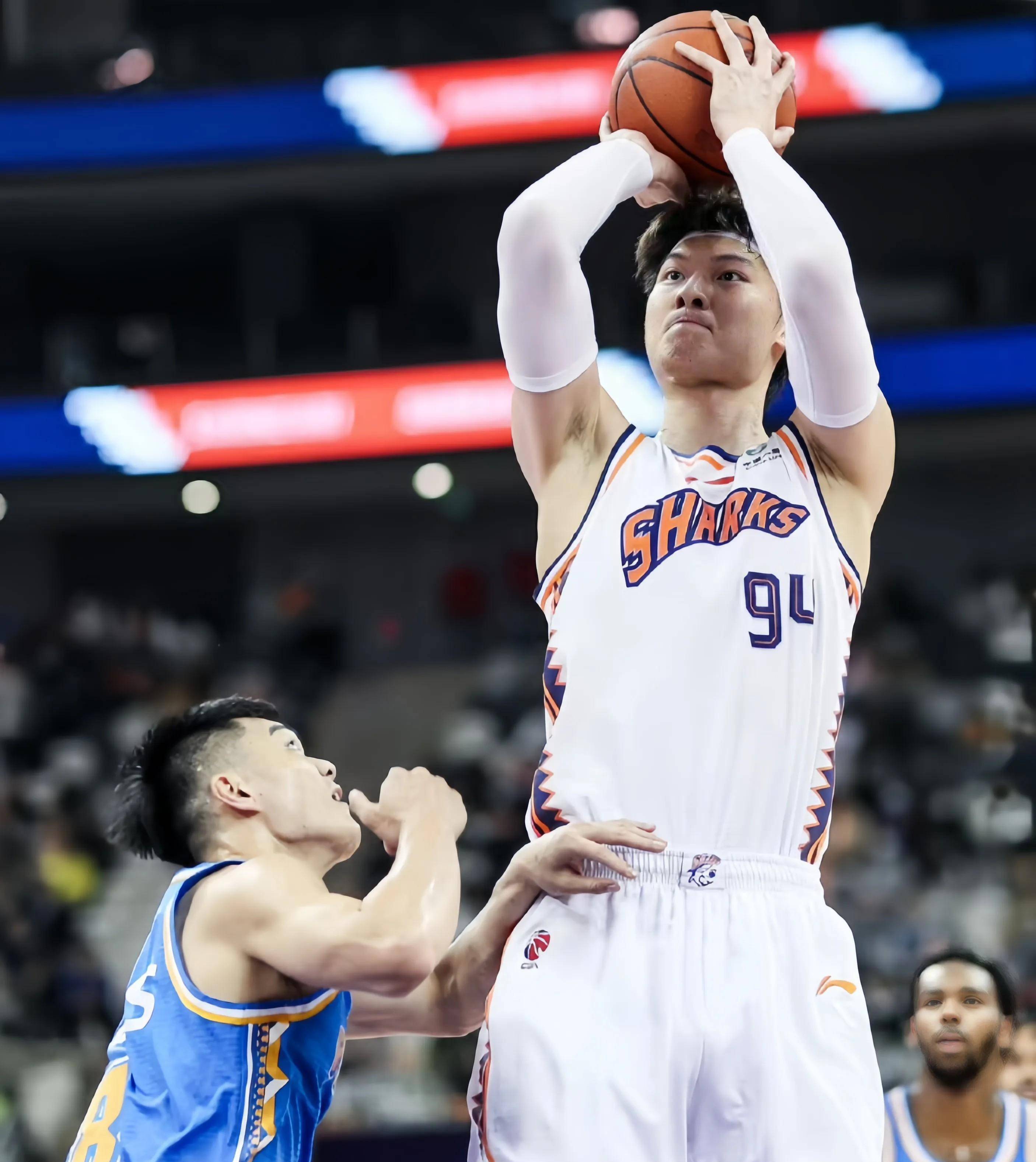 世俱杯直播-热度攀升，球员全力拼搏对决激烈