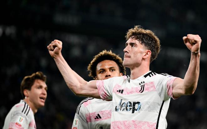 球队展现实力惊艳世界，赢得无数赞誉的简单介绍