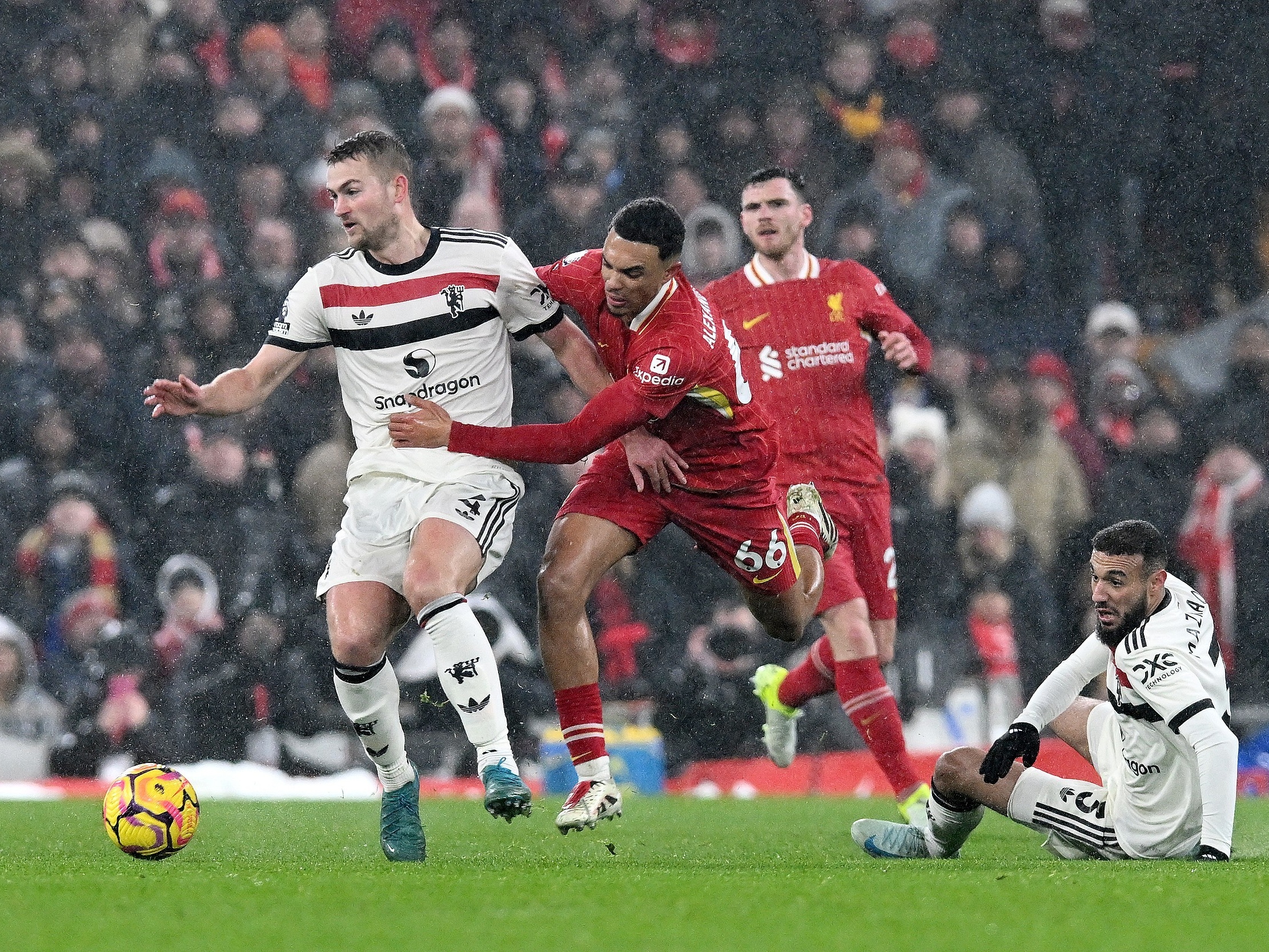 世俱杯时间-曼联在英超比赛中获胜,争冠形势激烈