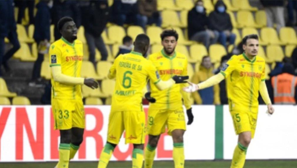 南特主场火热氛围,球迷狂欢迎战大赛 南特主场火热氛围,球迷狂欢迎战大赛