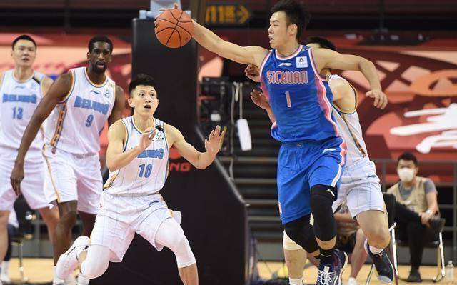 四川男篮联手发力，赢得领先优势