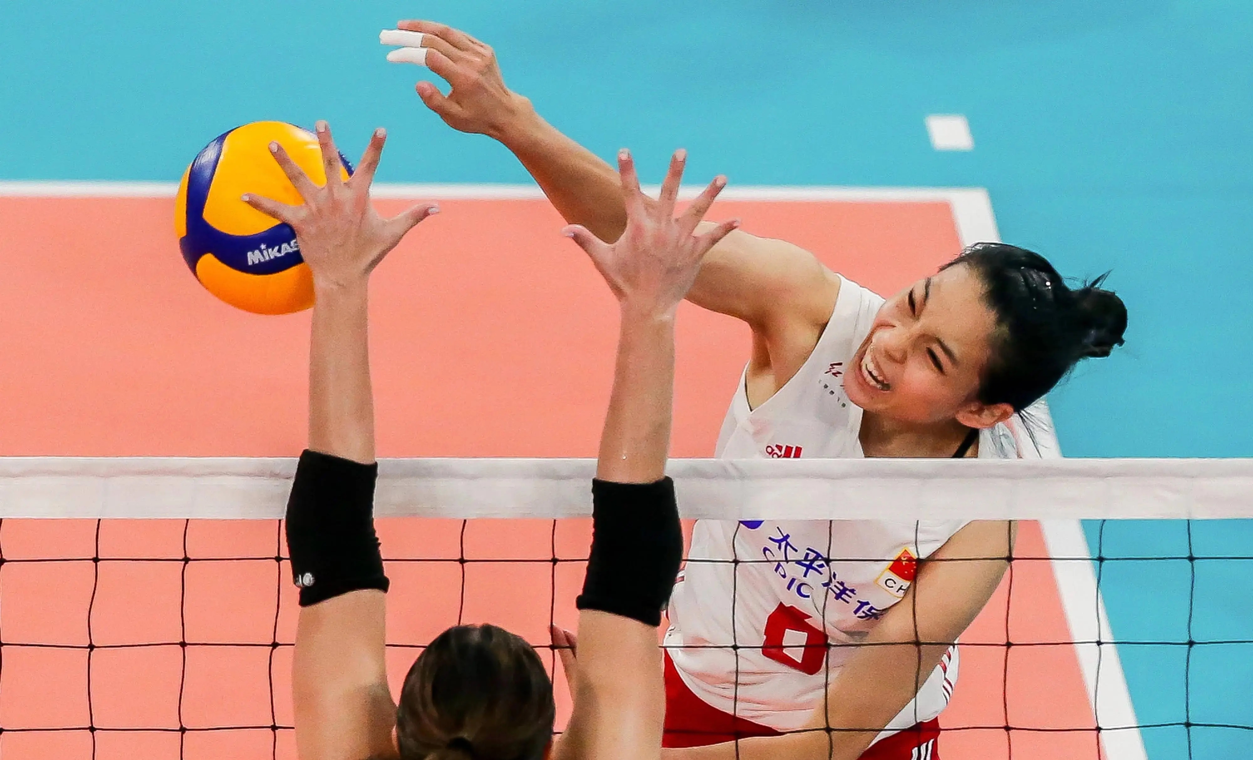 巴西选手在排球比赛中成功晋级决赛 巴西选手在排球比赛中成功晋级决赛