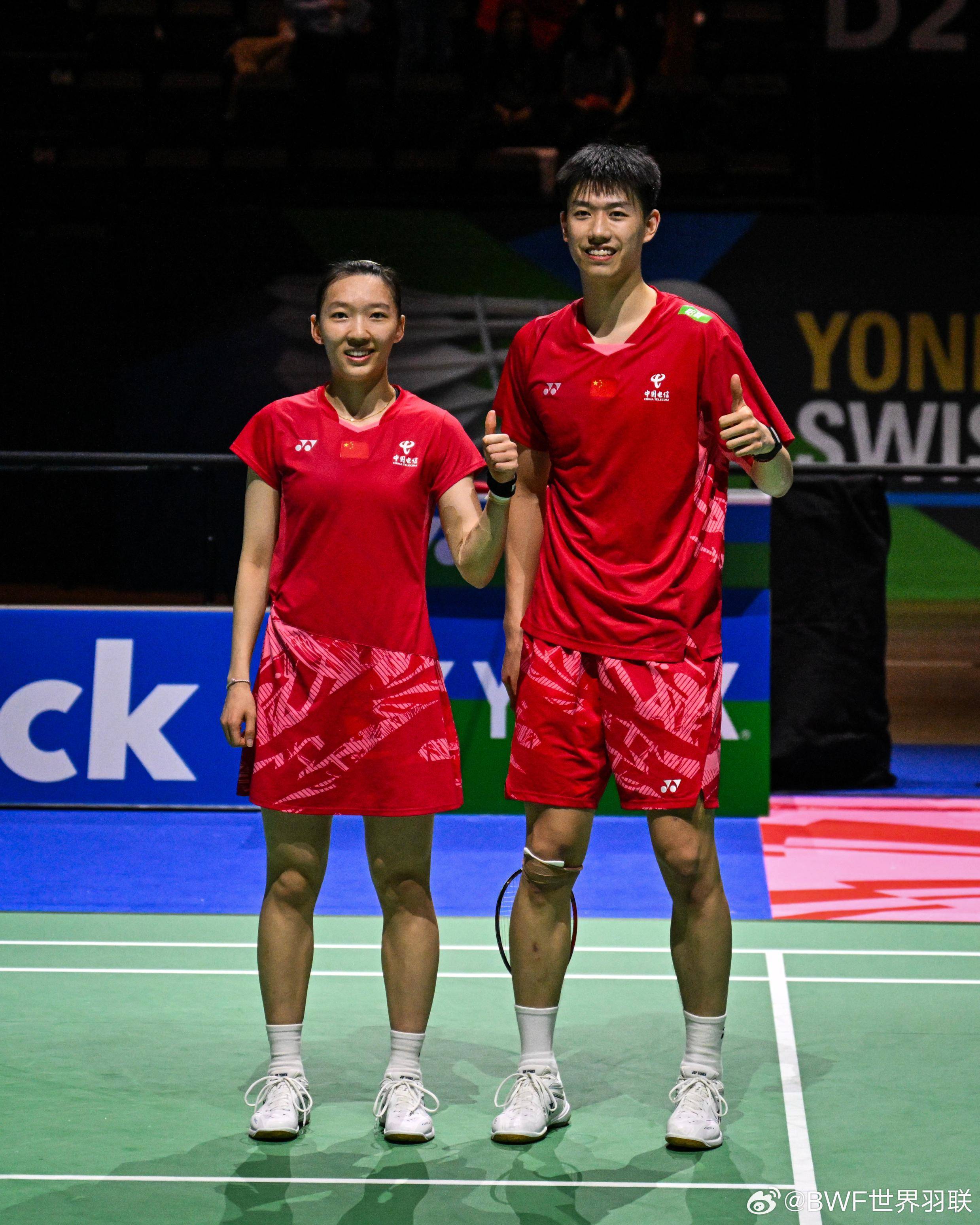 两支球队在比赛中展开激烈对决 两支球队在比赛中展开激烈对决