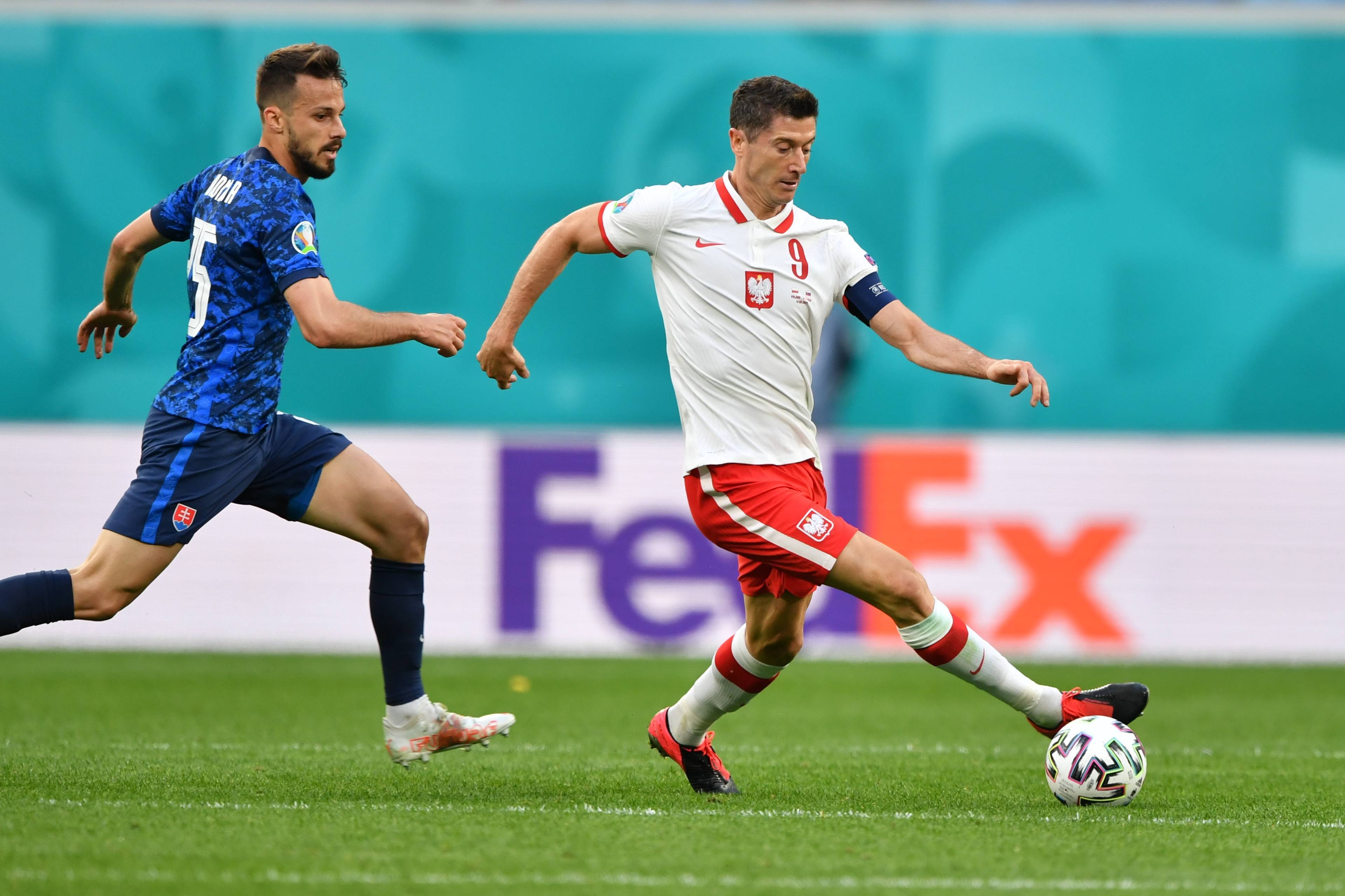 足球赛事激烈较量令人过目不忘 足球赛事激烈较量令人过目不忘