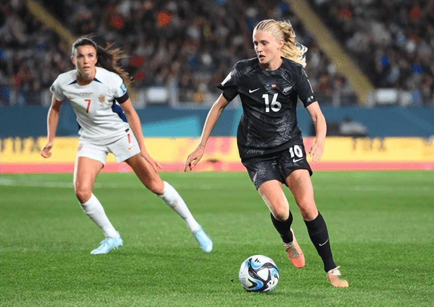 新西兰女足队员取得进球,助力球队胜利 新西兰女足队员取得进球,助力球队胜利