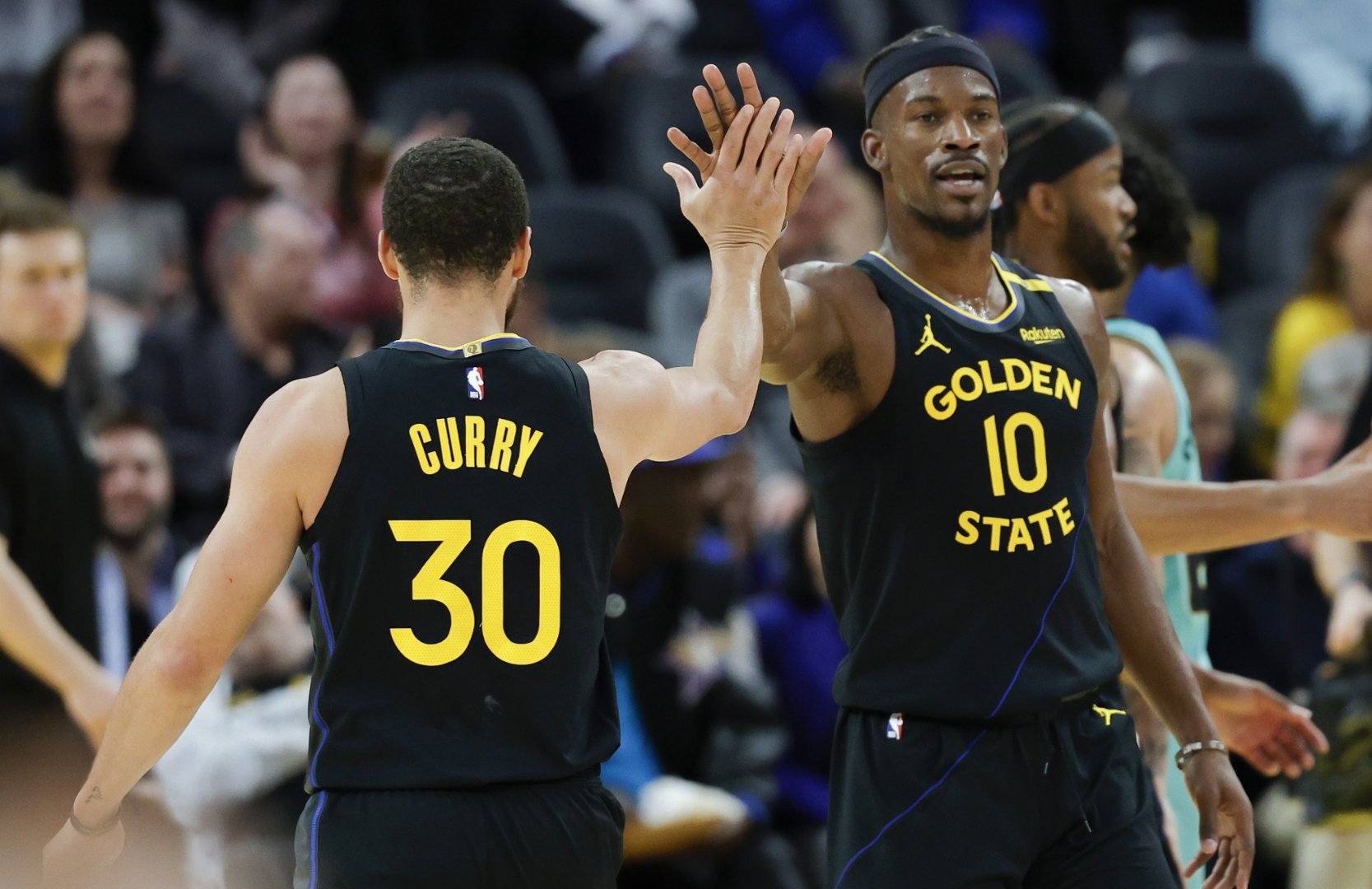 勇士联手确保连胜,库里格林风火轮继续引领球队 勇士联手确保连胜,库里格林风火轮继续引领球队