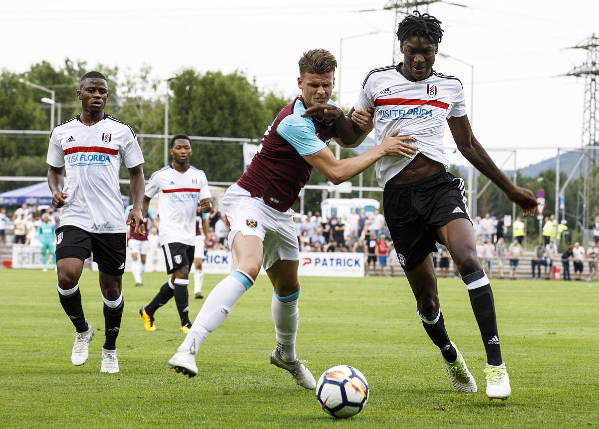 富勒姆客场不敌奥克姆,继续领跑 富勒姆客场不敌奥克姆,继续领跑