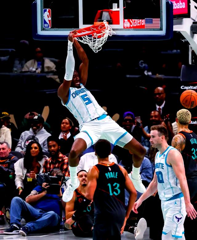 世俱杯分组-湖人中锋罚球命中率飙升,带领球队轻松战胜对手