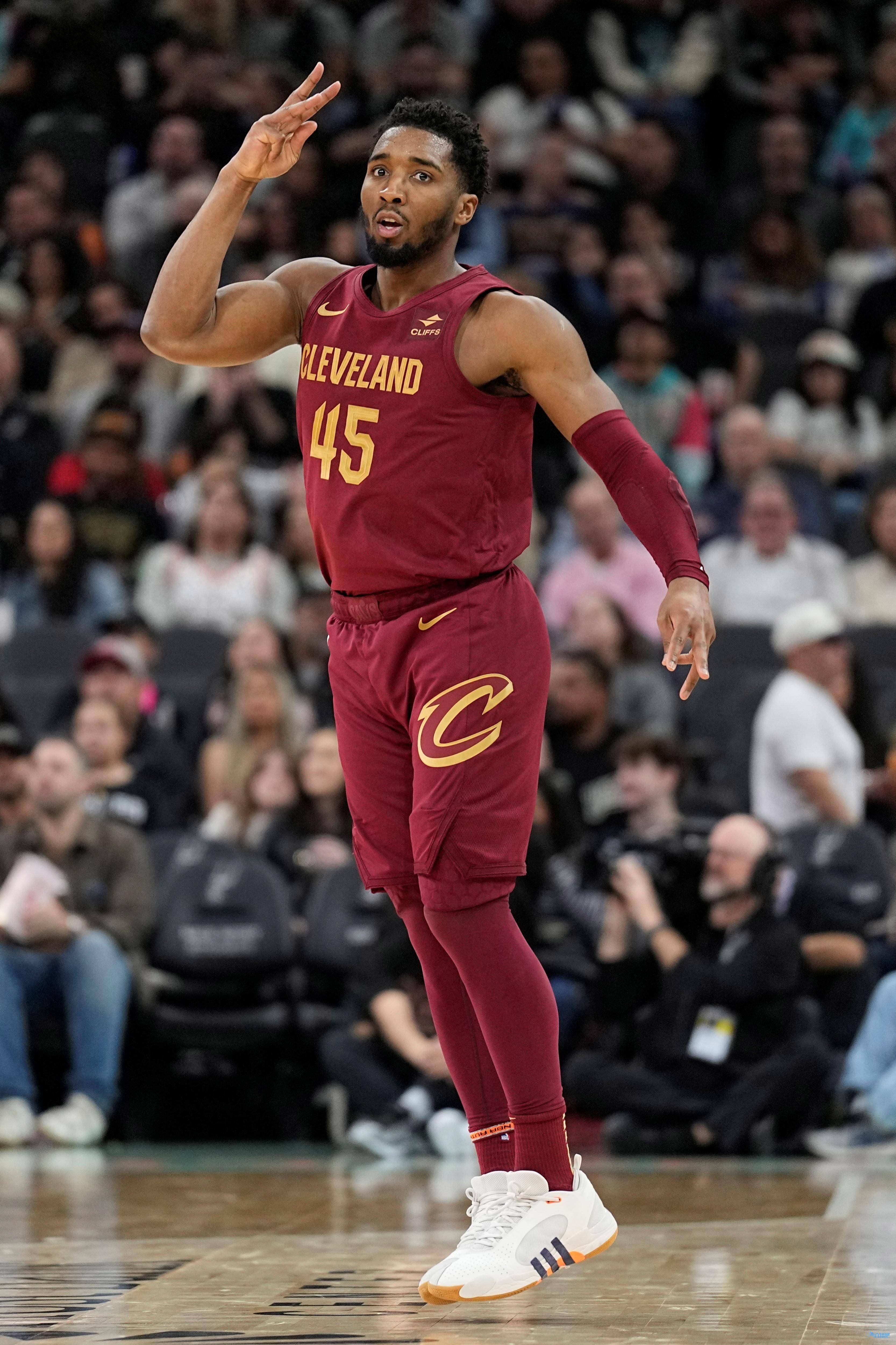 世俱杯决赛-雄鹿战胜湖人，势如奔雷无可阻挡