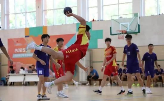 世俱杯官网-备受关注的比赛：球员们斗志昂扬为荣誉奋战