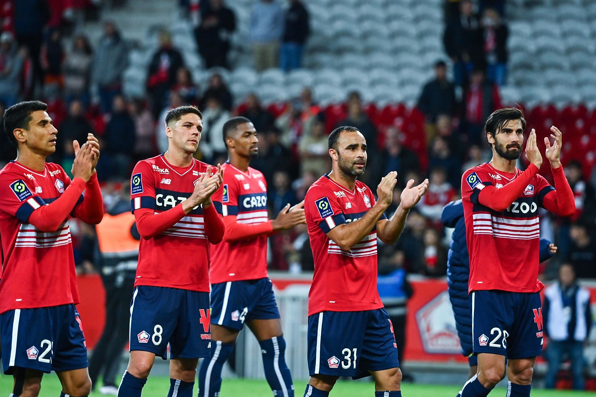 里尔主场球迷大合唱,氛围火爆不减 里尔主场球迷大合唱,氛围火爆不减