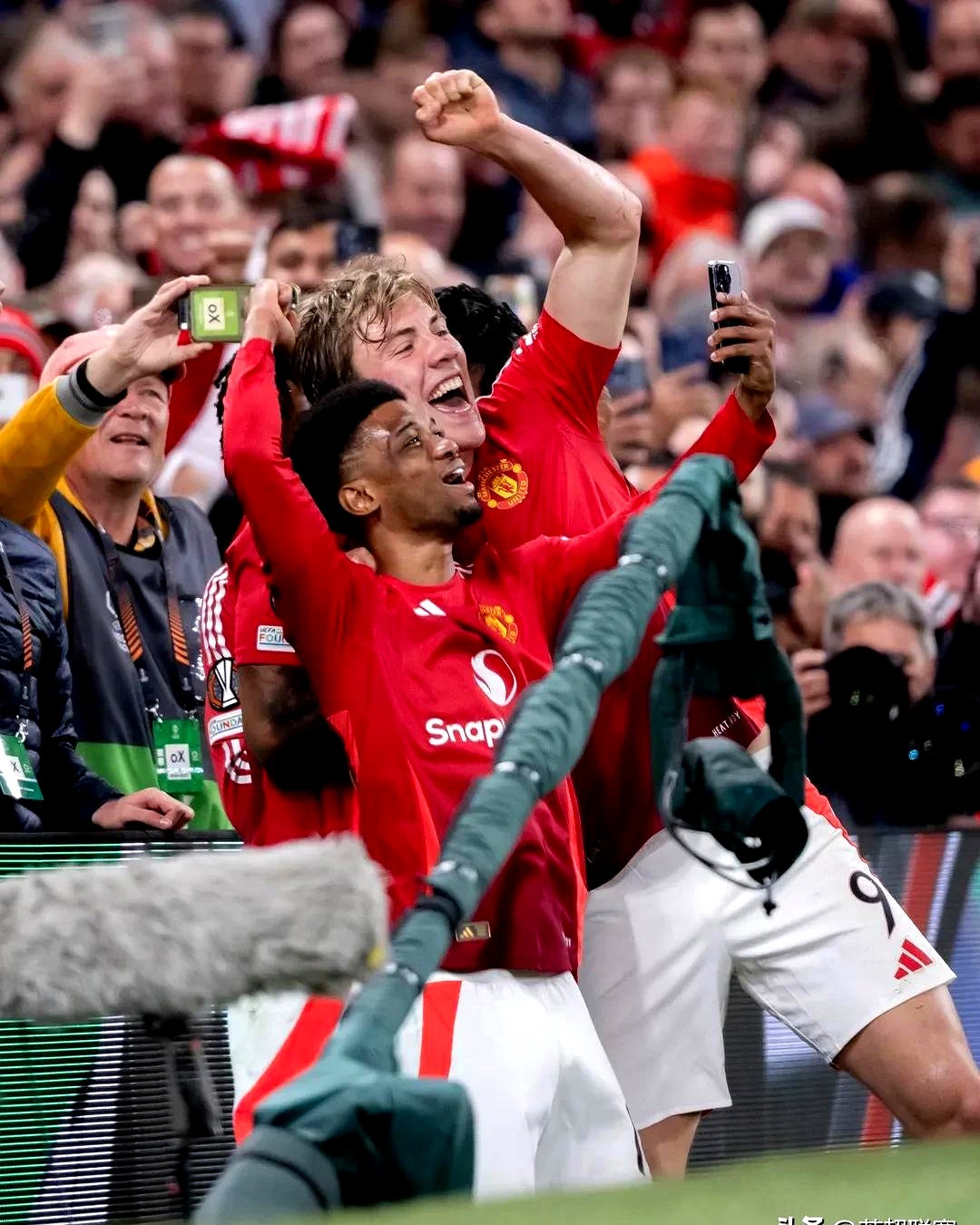 世俱杯冠军-热刺主场迎战曼联，球迷士气高涨助威场面火爆