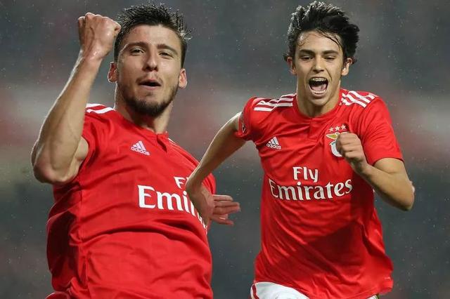 世俱杯决赛-瓦朗谢纳足球俱乐部主帅指导有方，队员士气高昂