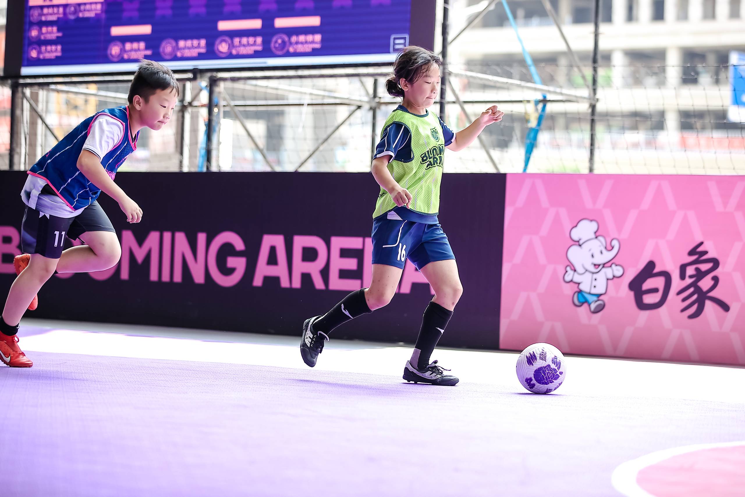 中国女足球员坚韧拼搏，赢得赞誉与掌声