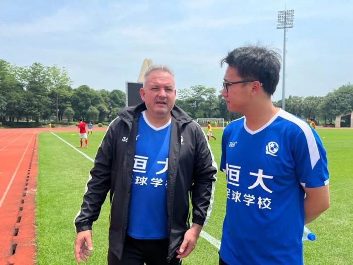 恒大俱乐部球员敬业拼搏，队伍士气高昂