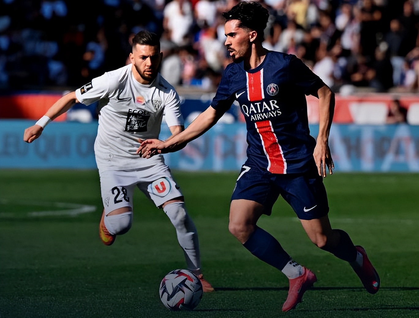 包含巴黎圣日耳曼逆转取胜，保持榜首位置的词条