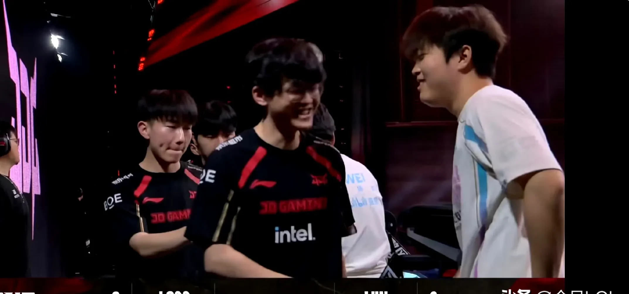 关于RNG横扫FLY,Bin团战一打五顶尖较量小组赛,让粉丝疯狂欢呼的信息 关于RNG横扫FLY,Bin团战一打五顶尖较量小组赛,让粉丝疯狂欢呼的信息