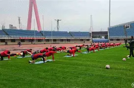 顽强拼搏，不怕困难的球员们