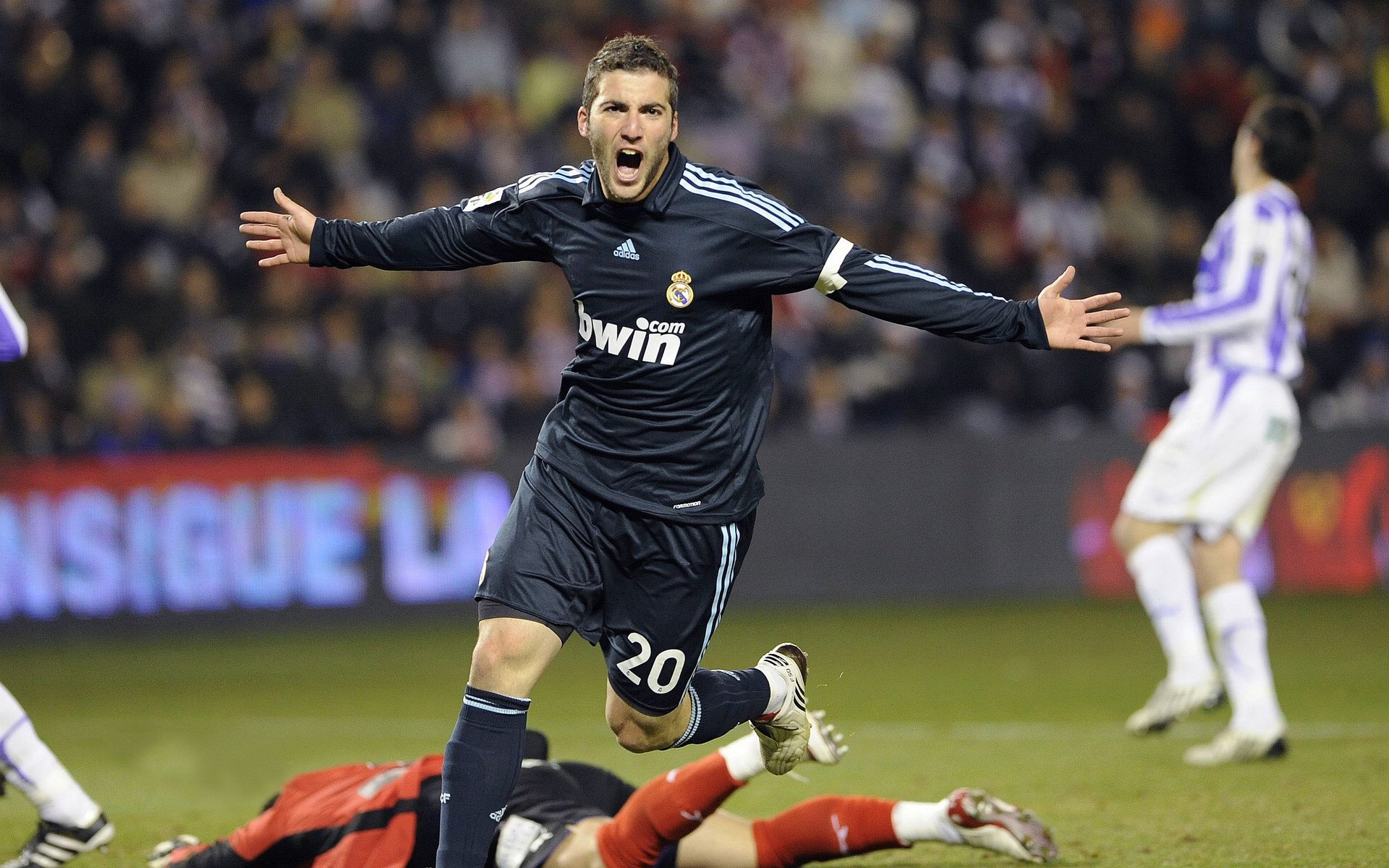 街道暗网与代码行者，当迪亚斯在F1的霓虹丛林中拒绝掉线