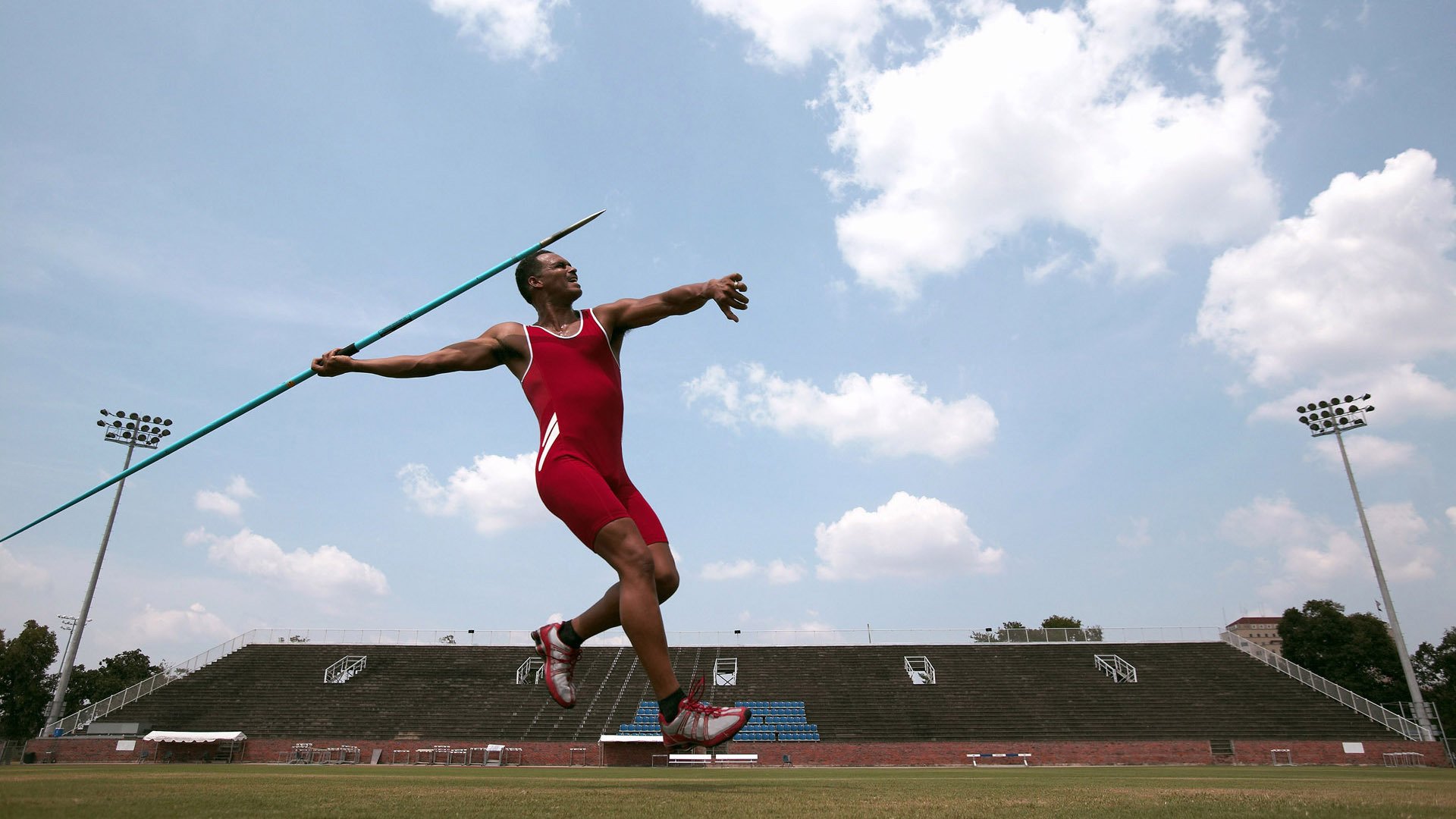 绝杀与统治，阿斯顿马丁险胜红牛二队，周冠宇史诗级领跑全程